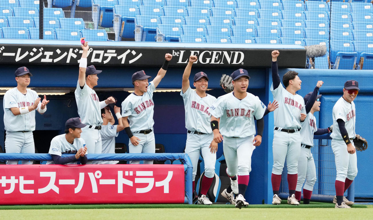 福井工大対近大　4回裏近大2死三塁、中丸が左前適時打を放ち歓喜する近大ナイン（撮影・横山健太）
