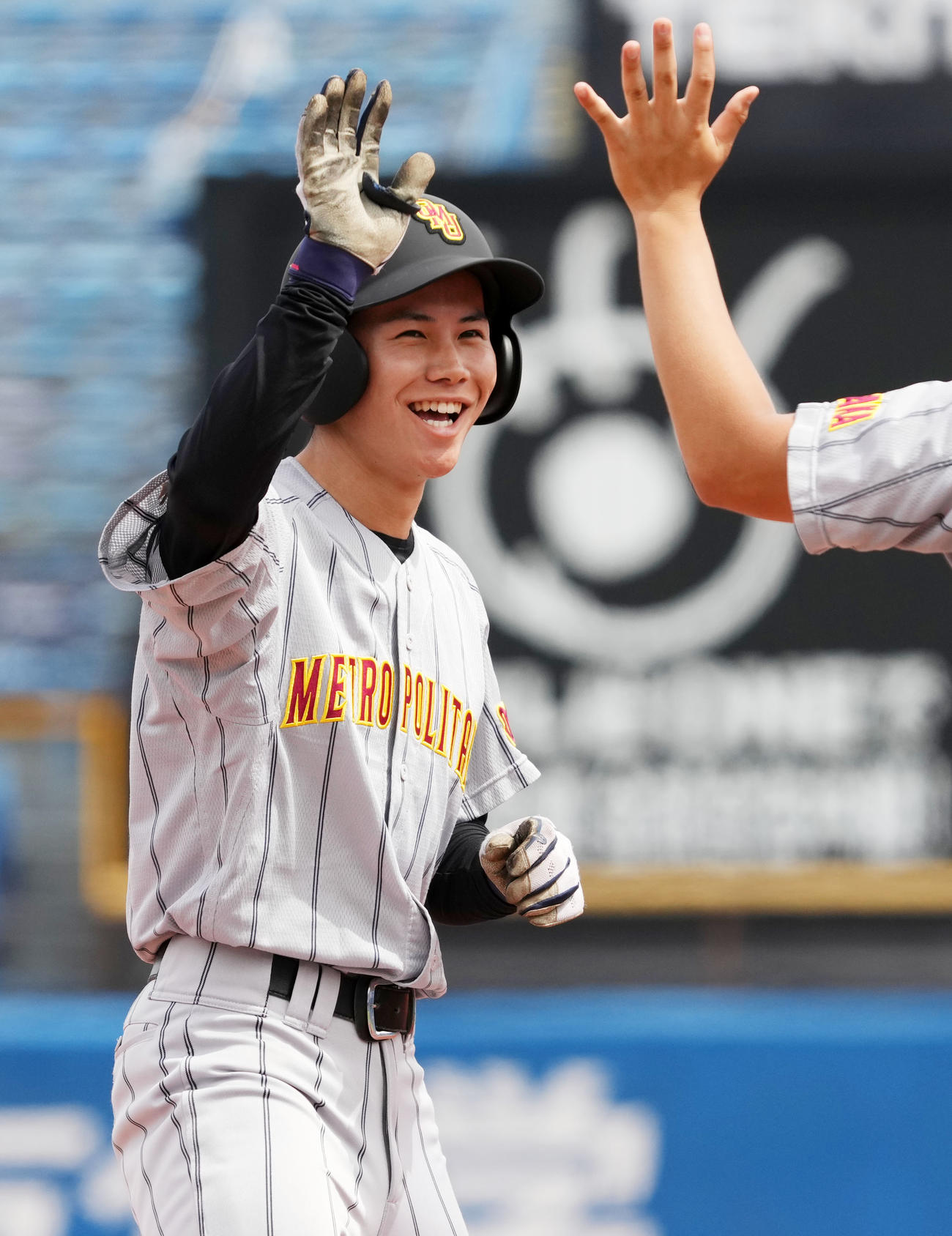 大阪公立大対環太平洋大　2回表大阪公立大1死一、二塁、左前適時打を放ち笑顔を見せる中村（撮影・横山健太）