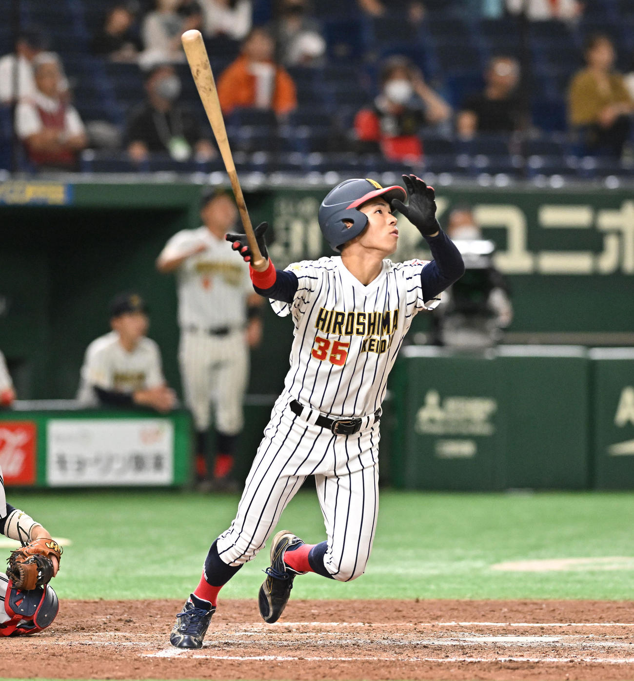 国際武道大対広島経大　5回裏広島経大無死、山田京は右越えソロ本塁打を放つ（撮影・滝沢徹郎）