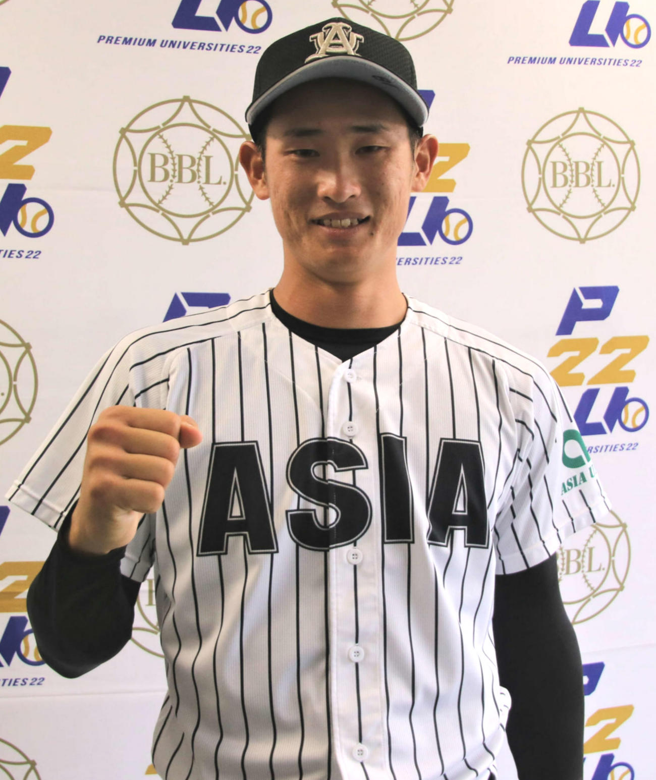 亜大ー国学院大　4安打1失点で6勝目を挙げガッツポーズを見せる亜大・草加（撮影・保坂淑子）