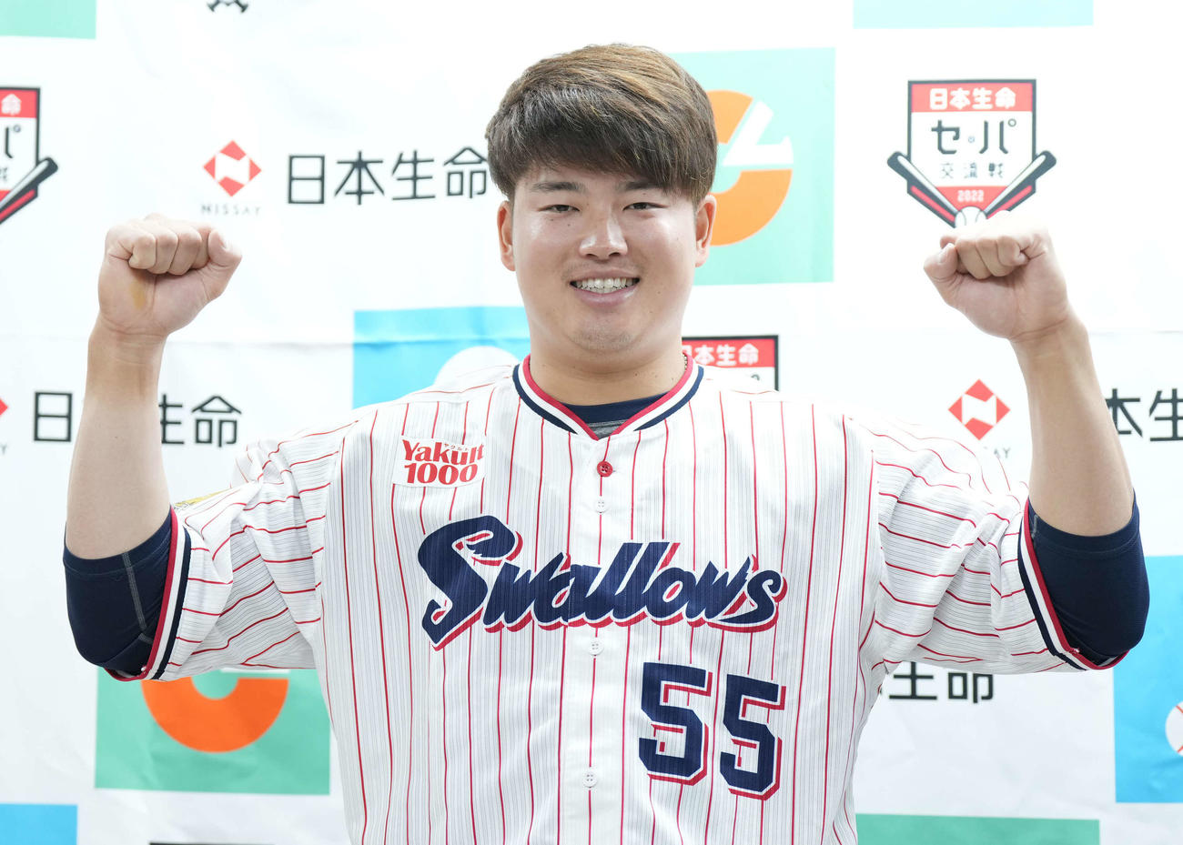 2022年6月15日、交流戦でMVPに選ばれ、笑顔でガッツポーズを見せるヤクルト村上宗隆