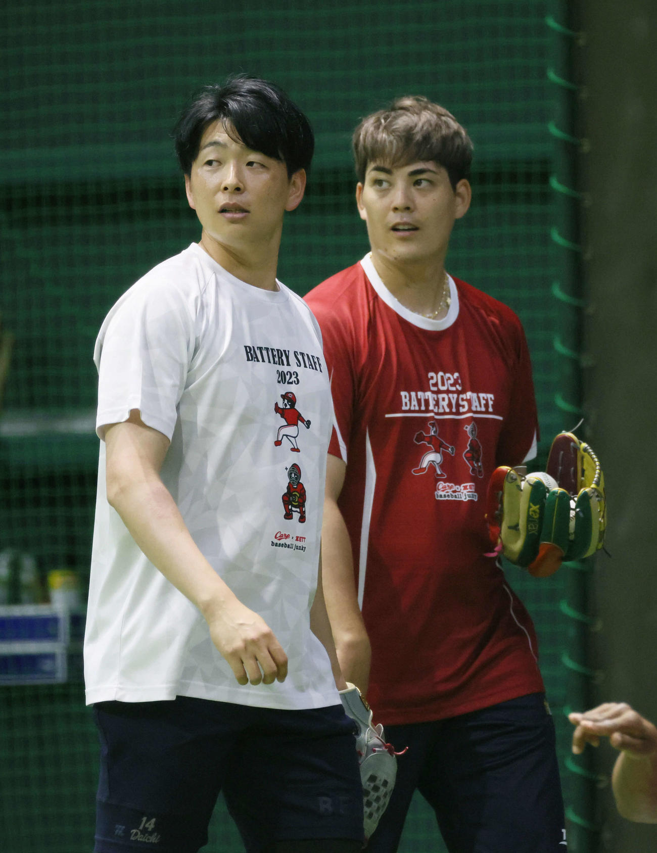広島投手指名練習　大瀬良（左）と九里（撮影・加藤孝規）