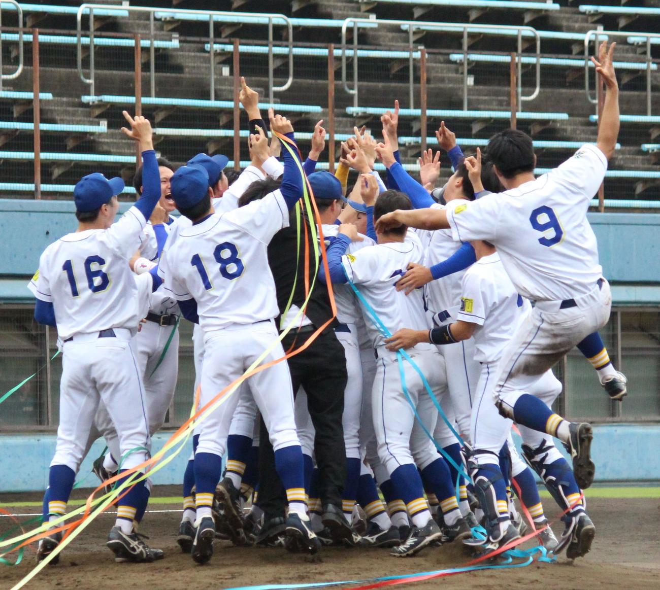 武蔵大対城西大　16年秋以来の1部復帰を決めて喜ぶ城西大の選手たち（撮影・保坂恭子）