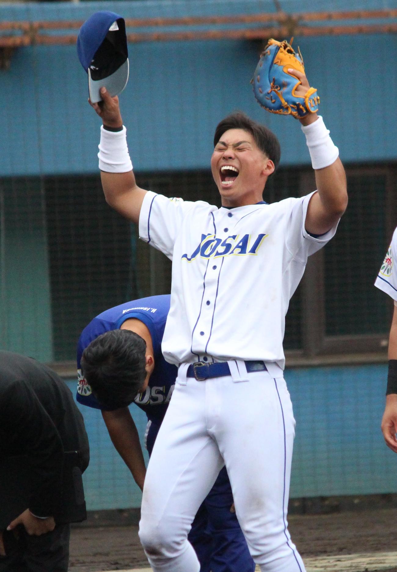 武蔵大対城西大　スタンドに向かってガッツポーズを決める城西大・池永主将（撮影・保坂恭子）