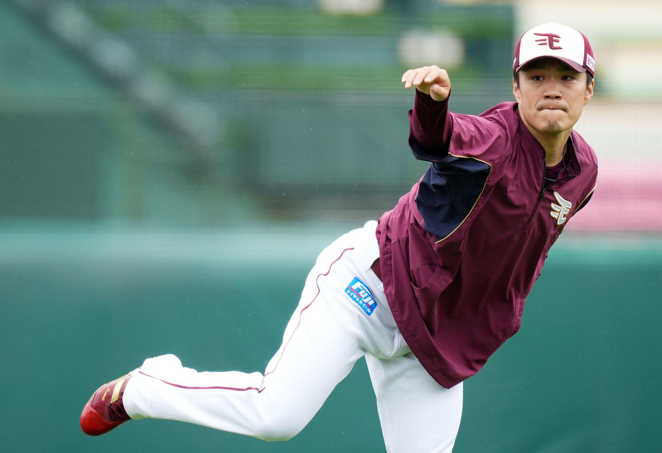 キャッチボールをする楽天則本（撮影・横山健太）