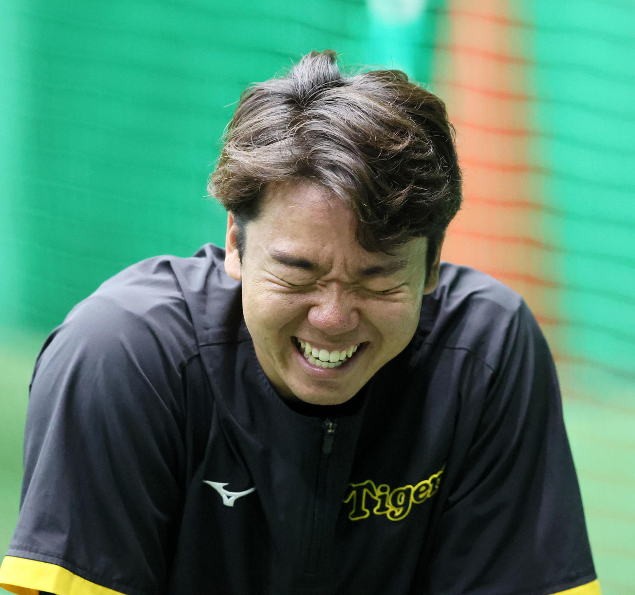 投手指名練習に参加し、室内練習場で笑顔を見せる村上（撮影・加藤哉）