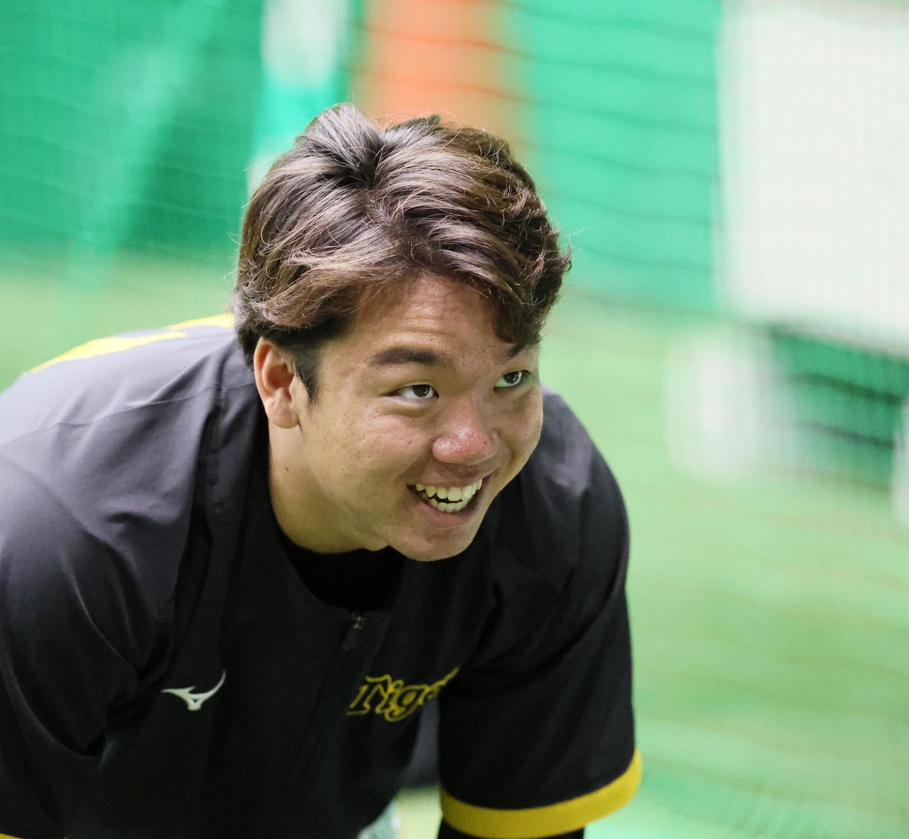 投手指名練習に参加し、室内練習場で笑顔を見せる阪神村上（撮影・加藤哉）