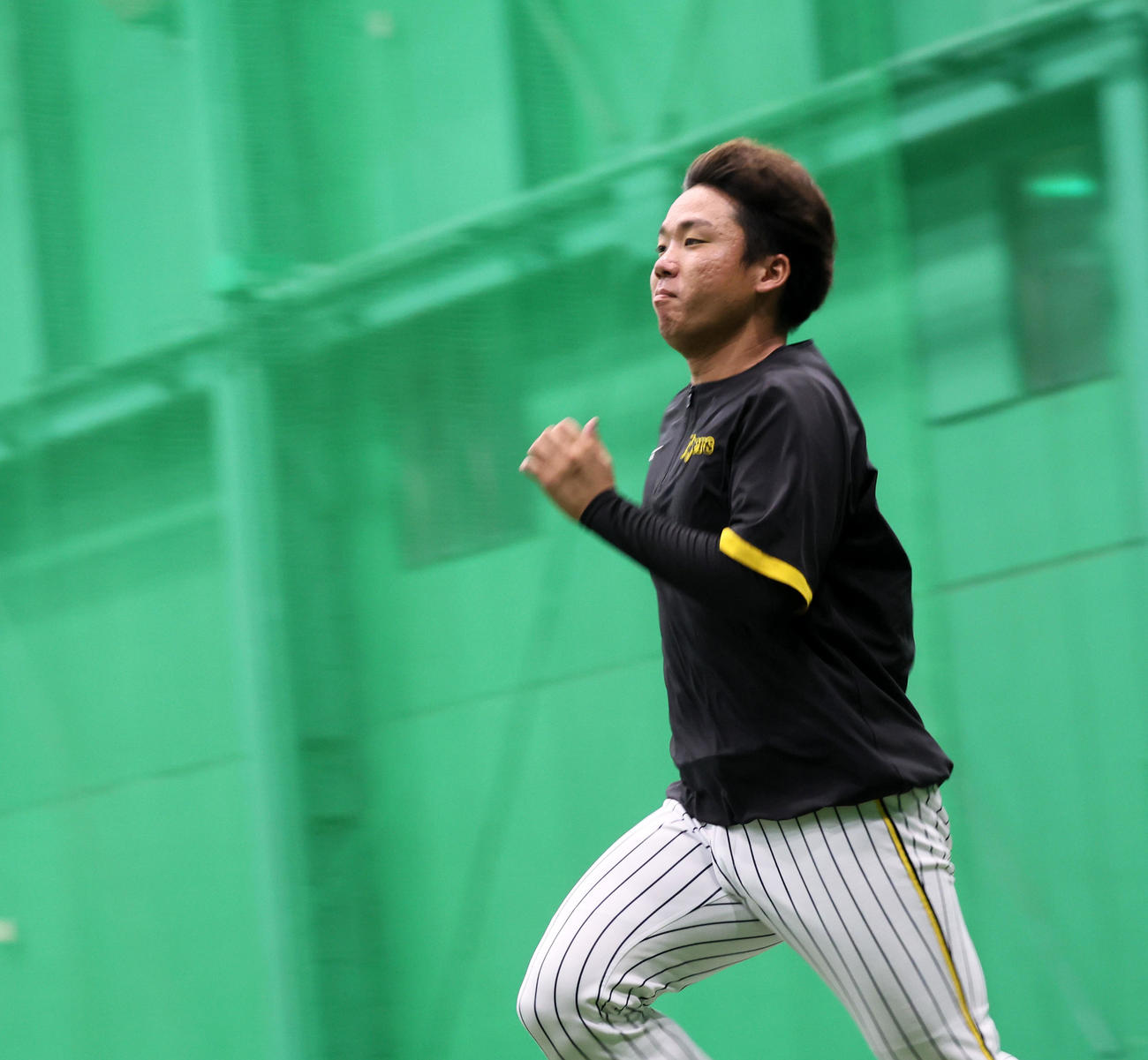 室内練習場でランニングする村上（撮影・加藤哉）