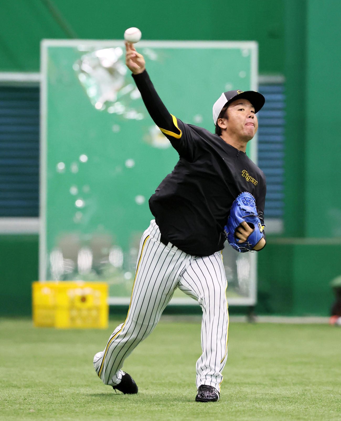 投手指名練習に参加し、キャッチボールする阪神村上（撮影・加藤哉）