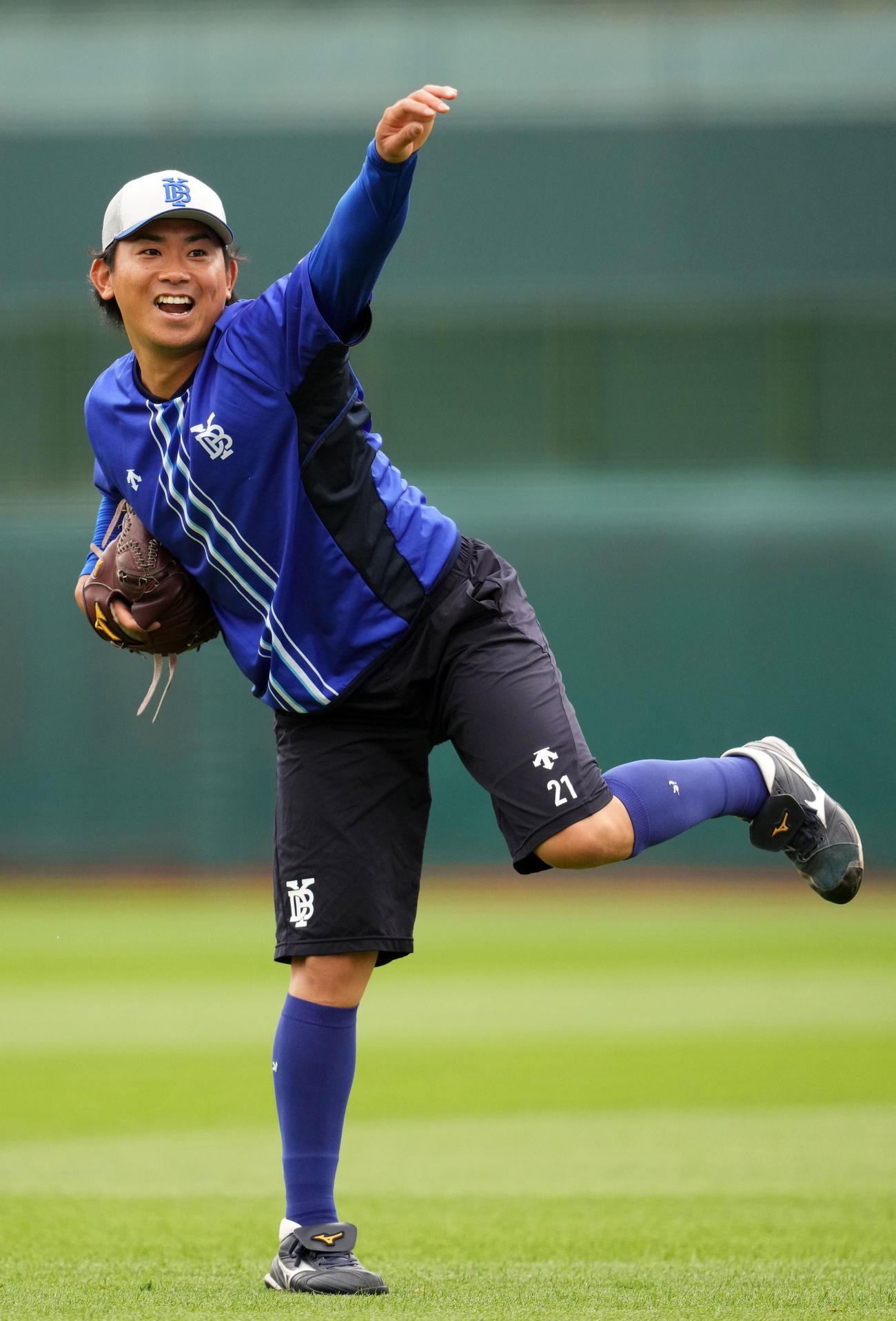 キャッチボールをするDeNA今永（撮影・横山健太）