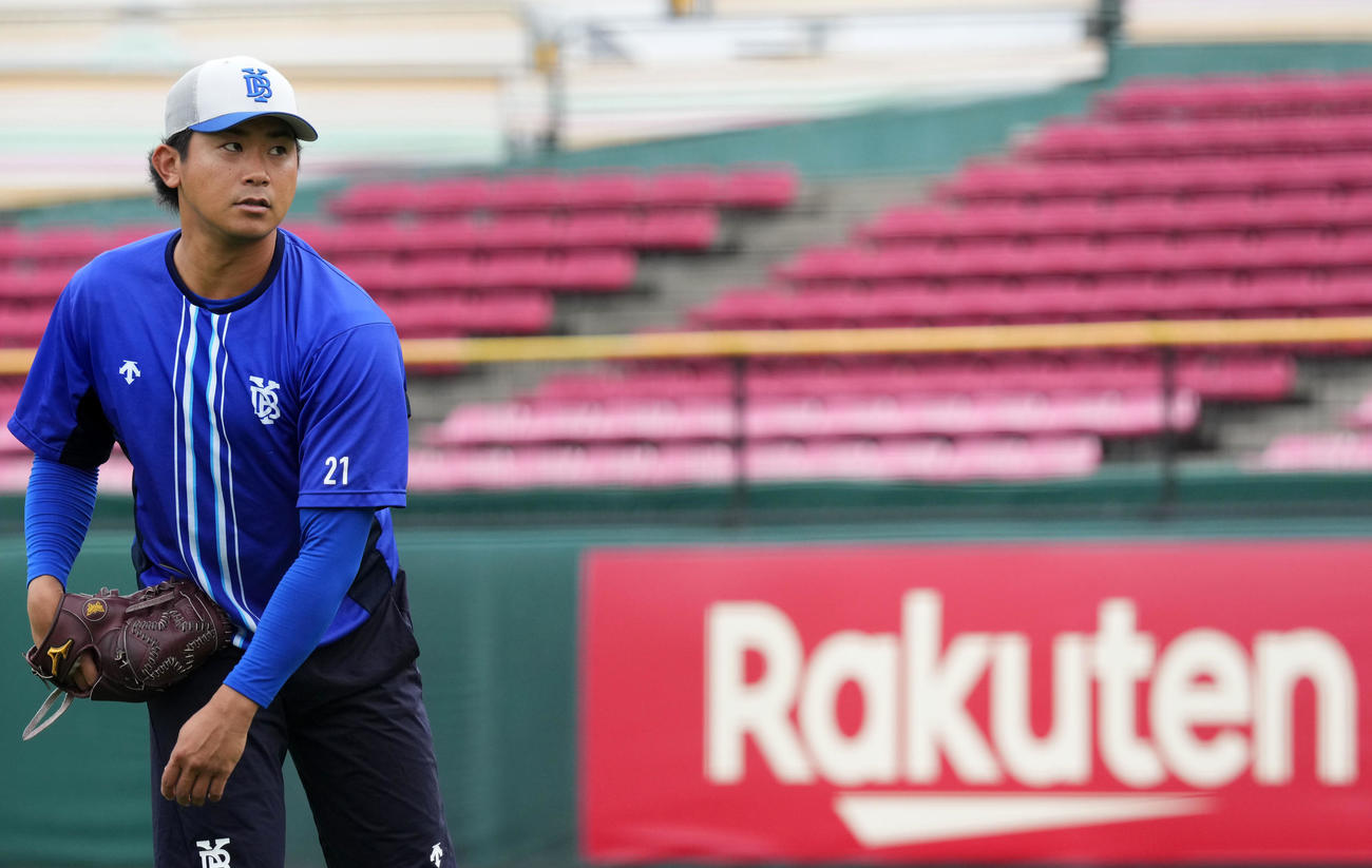 キャッチボールをするDeNA今永（撮影・横山健太）