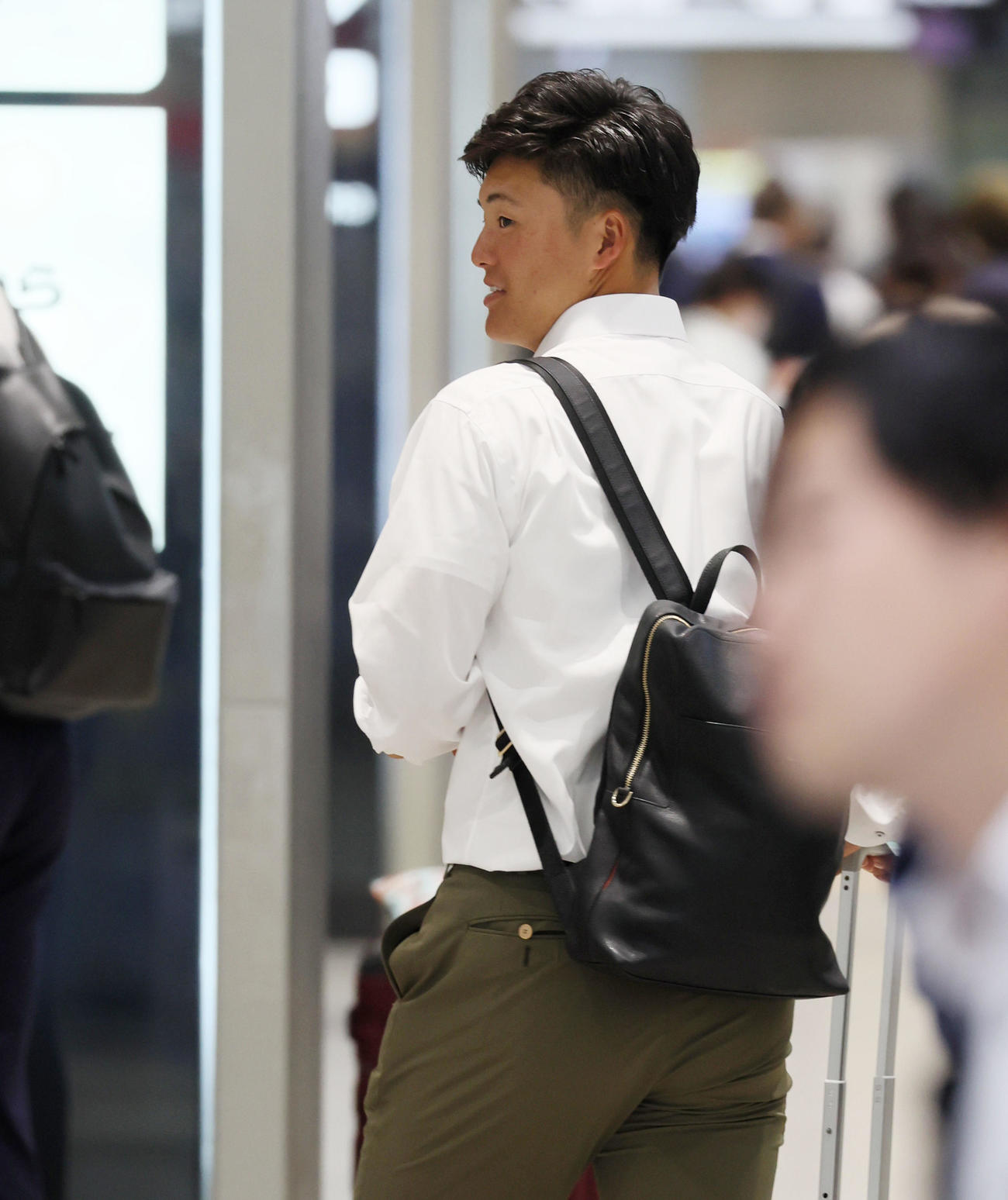 西武との交流戦のため新幹線で東上する前川（撮影・加藤哉）