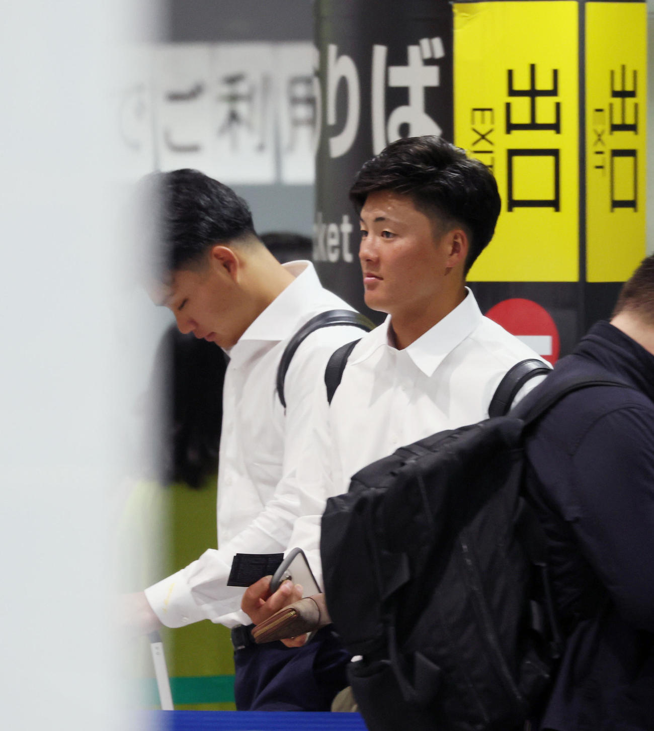 西武と交流戦のため新幹線で東上する左から森下、前川（撮影・加藤哉）