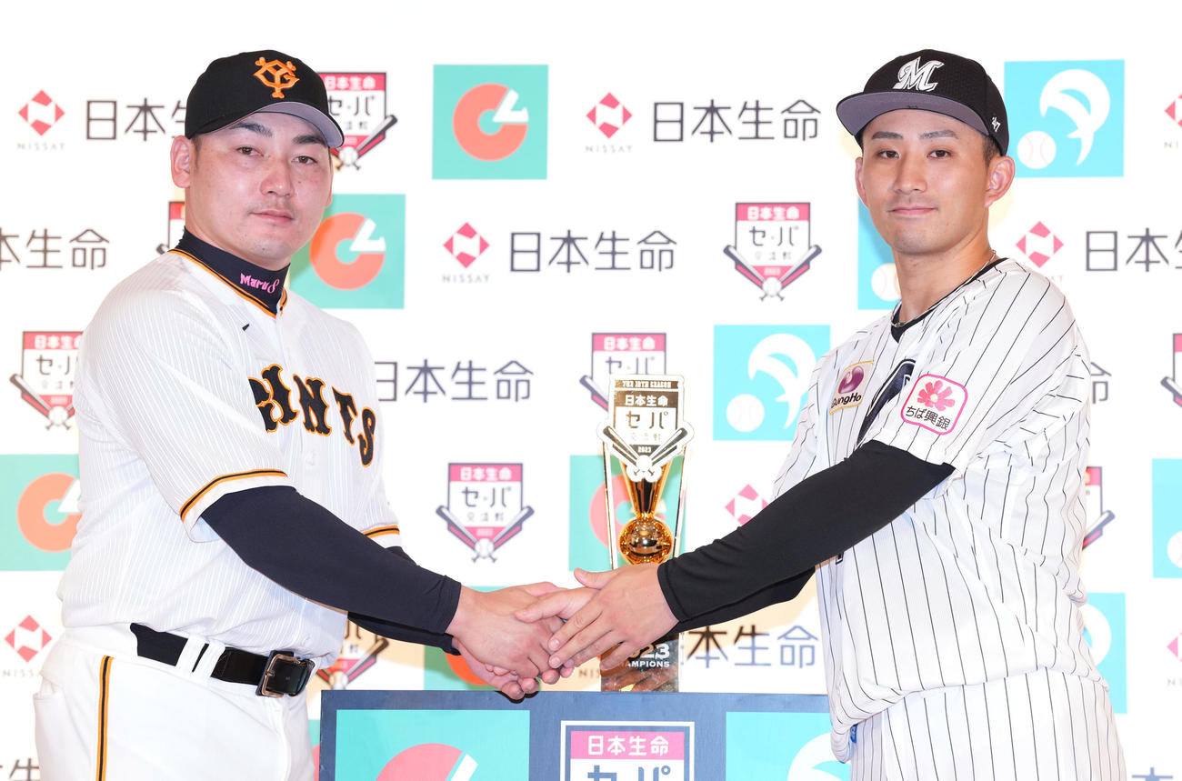 「日本生命セ・パ交流戦」開幕記者会見後、握手する巨人丸（左）とロッテ小島（撮影・鈴木みどり）