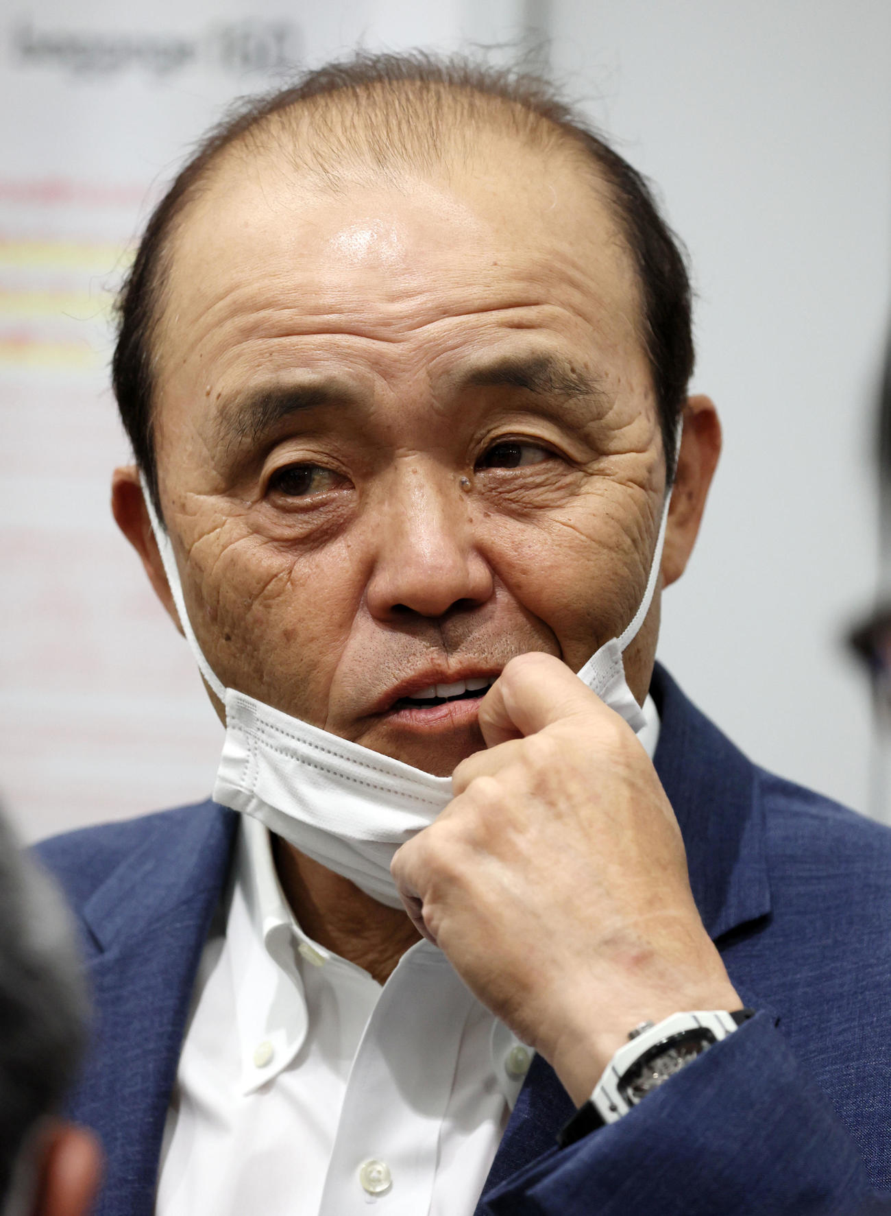 記者と話す阪神岡田監督（撮影・加藤哉）