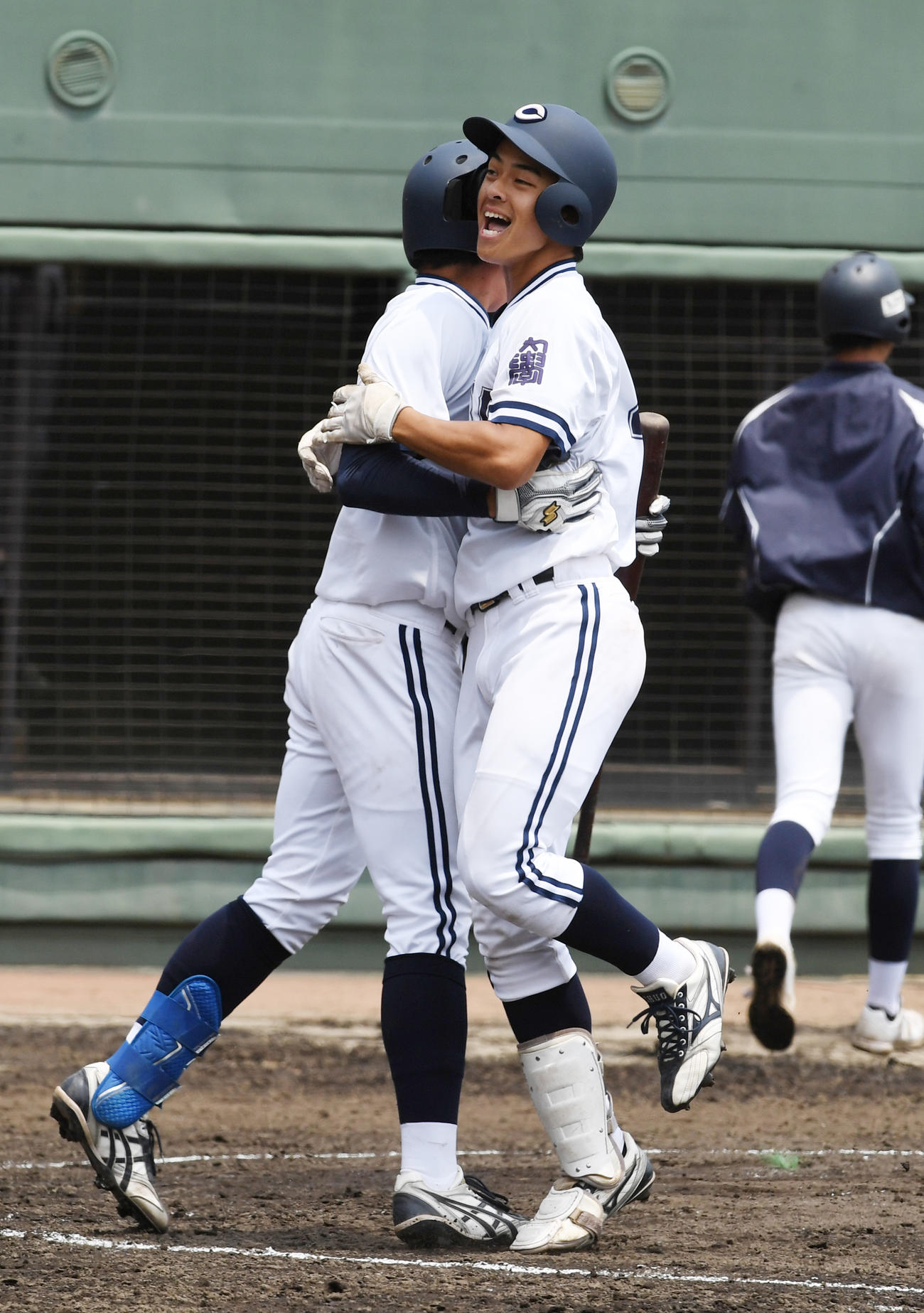 中大対駒大　5回表中大1死、安田は右越え本塁打を放ちナインと抱き合う（撮影・柴田隆二）