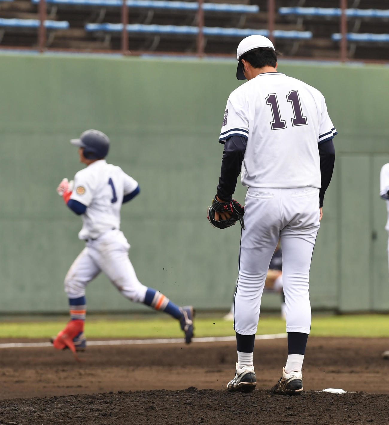 中大対駒大　2回裏駒大1死、岩本に右越えに本塁打を浴びた中大・西舘（撮影・柴田隆二）