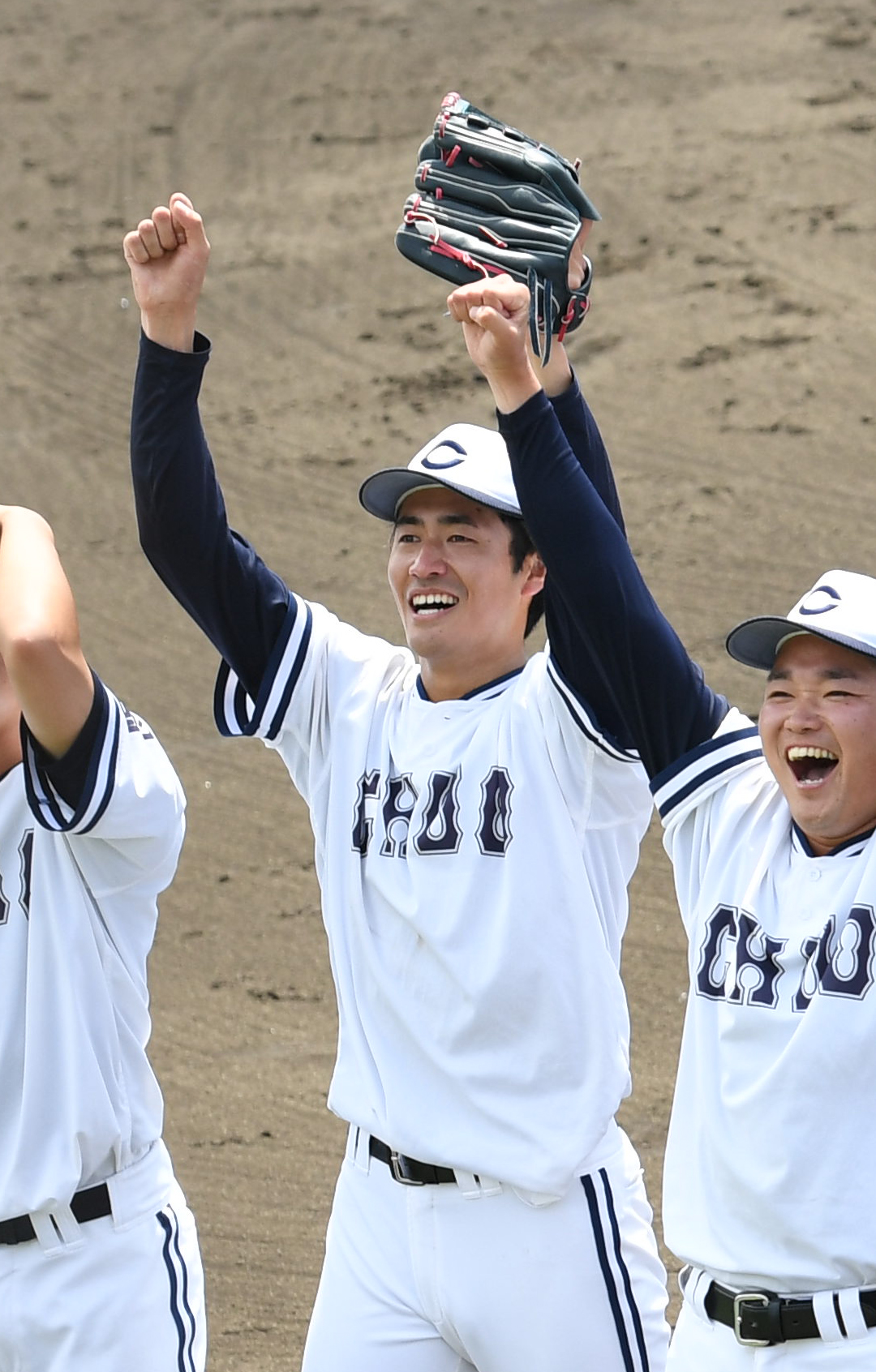 中大対駒大　完投勝利の中大・西舘はスタンドの応援席にガッツポーズする（撮影・柴田隆二）