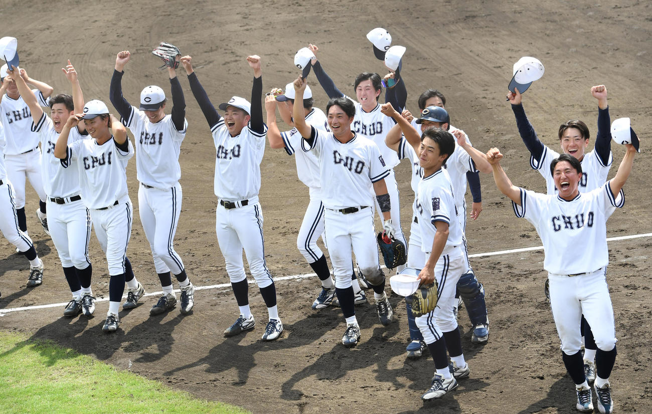 中大対駒大　駒大を破り1部残留を決めた中大ナインは大喜びする（撮影・柴田隆二）