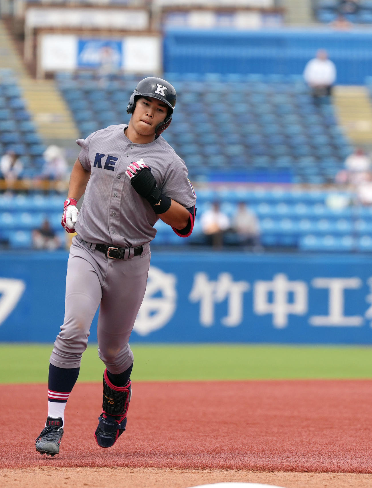 慶大対早大　4回表慶大無死、先制ソロ本塁打を放つ慶大・広瀬（撮影・狩俣裕三）