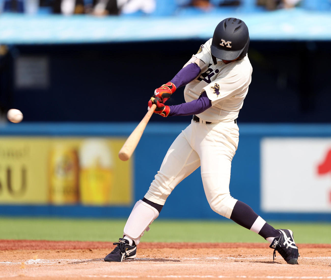 明大対立大　4回表明大2死一、二塁、左中間を破る適時三塁打を放つ飯森（2023年5月21日撮影）