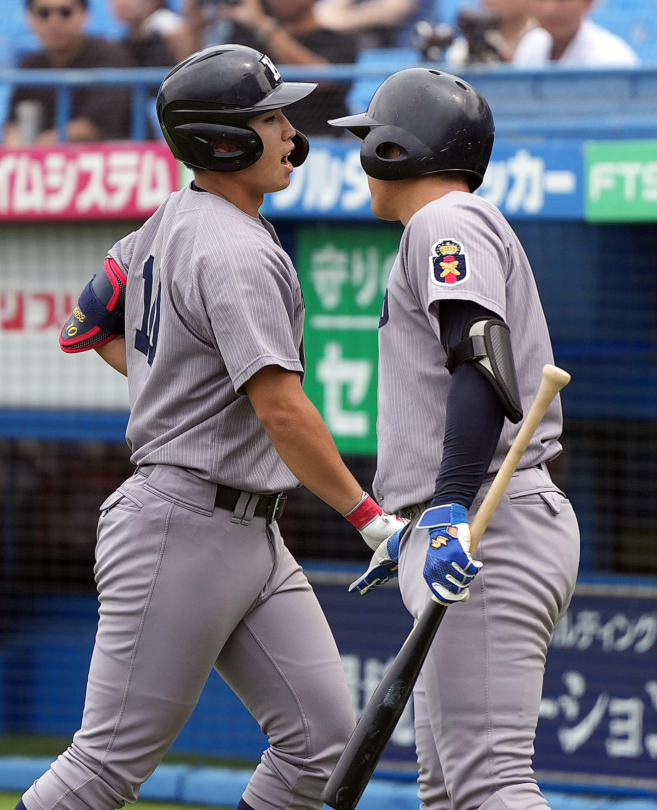慶大対早大　4回表慶大無死、先制ソロ本塁打を放ち、チームメートとタッチを交わす慶大・広瀬（左）（撮影・狩俣裕三）