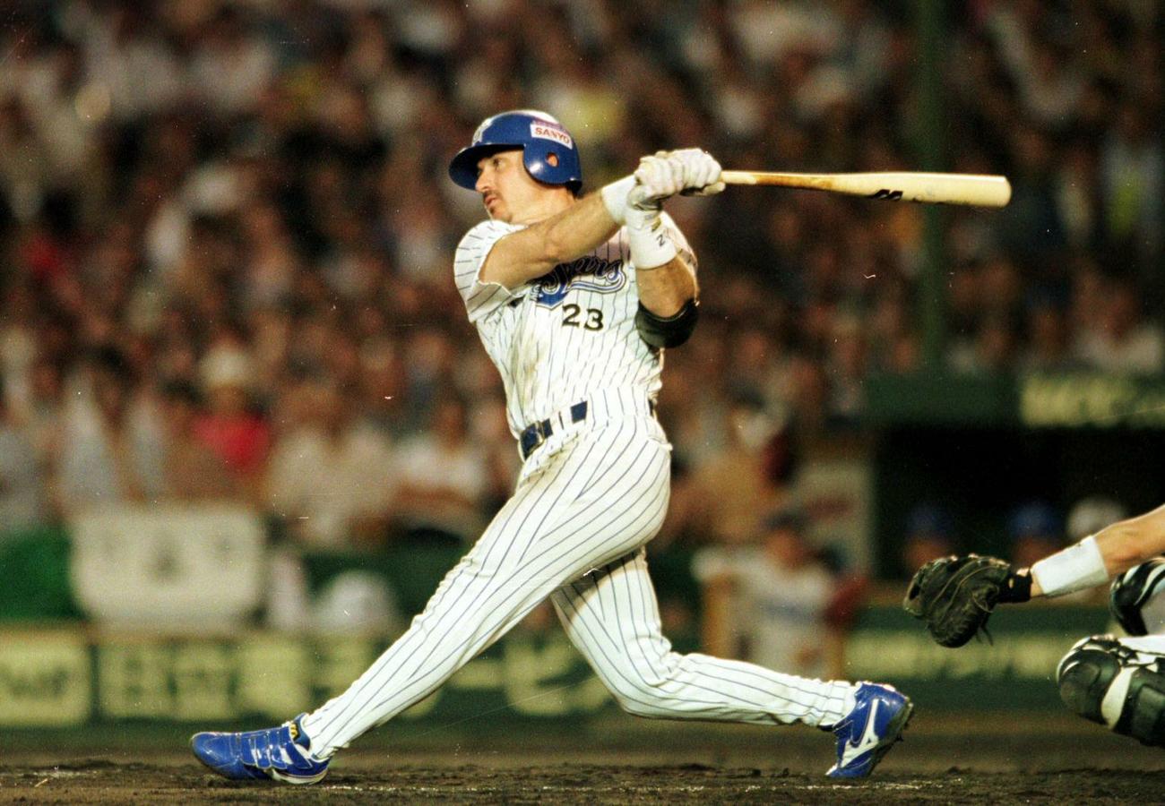 1999年7月、オールスター戦第2戦　全セ対全パ　本塁打を放つ横浜のロバート・ローズ