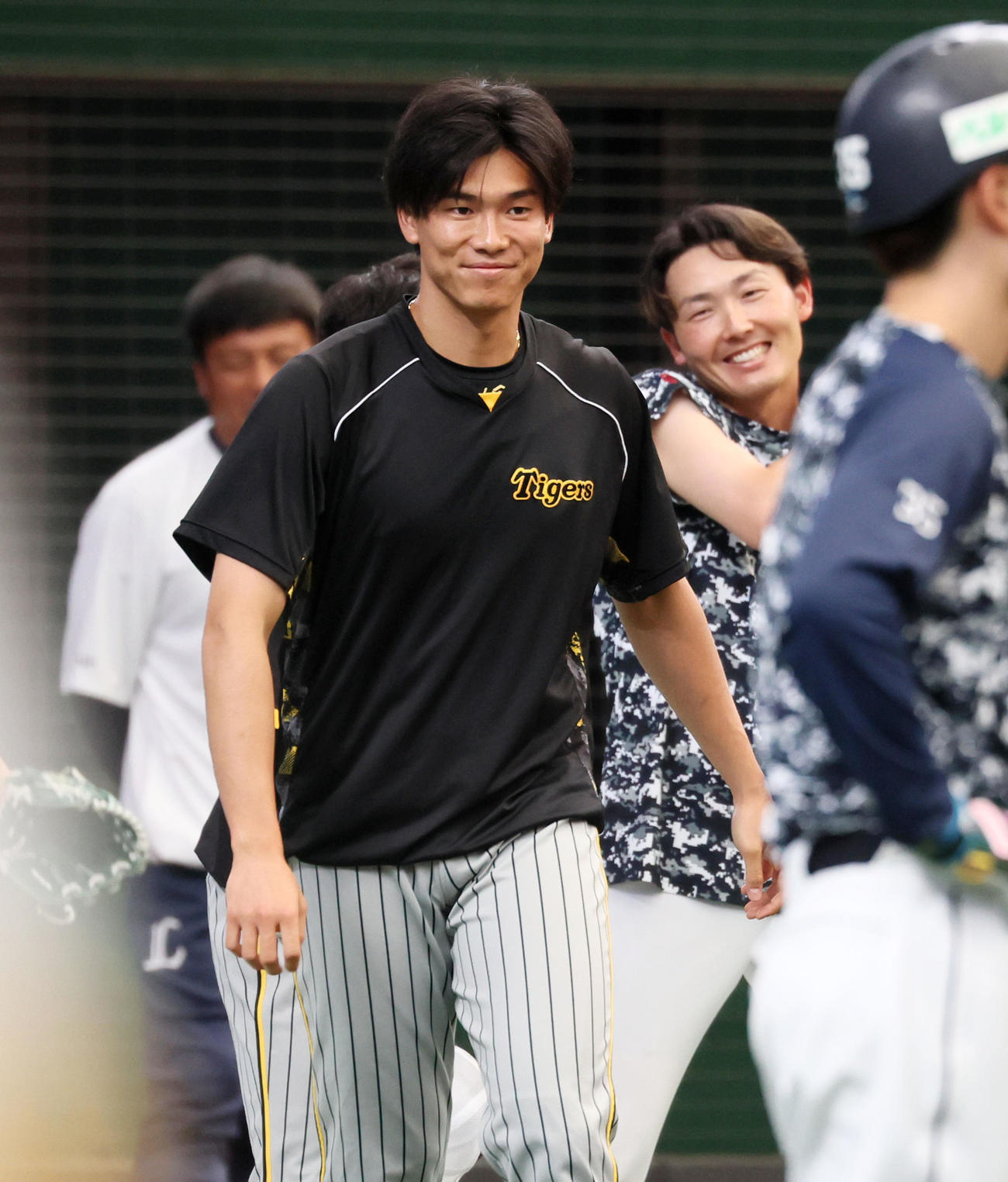 西武対阪神　練習中、源田にあいさつを終えた湯浅（撮影・加藤哉）