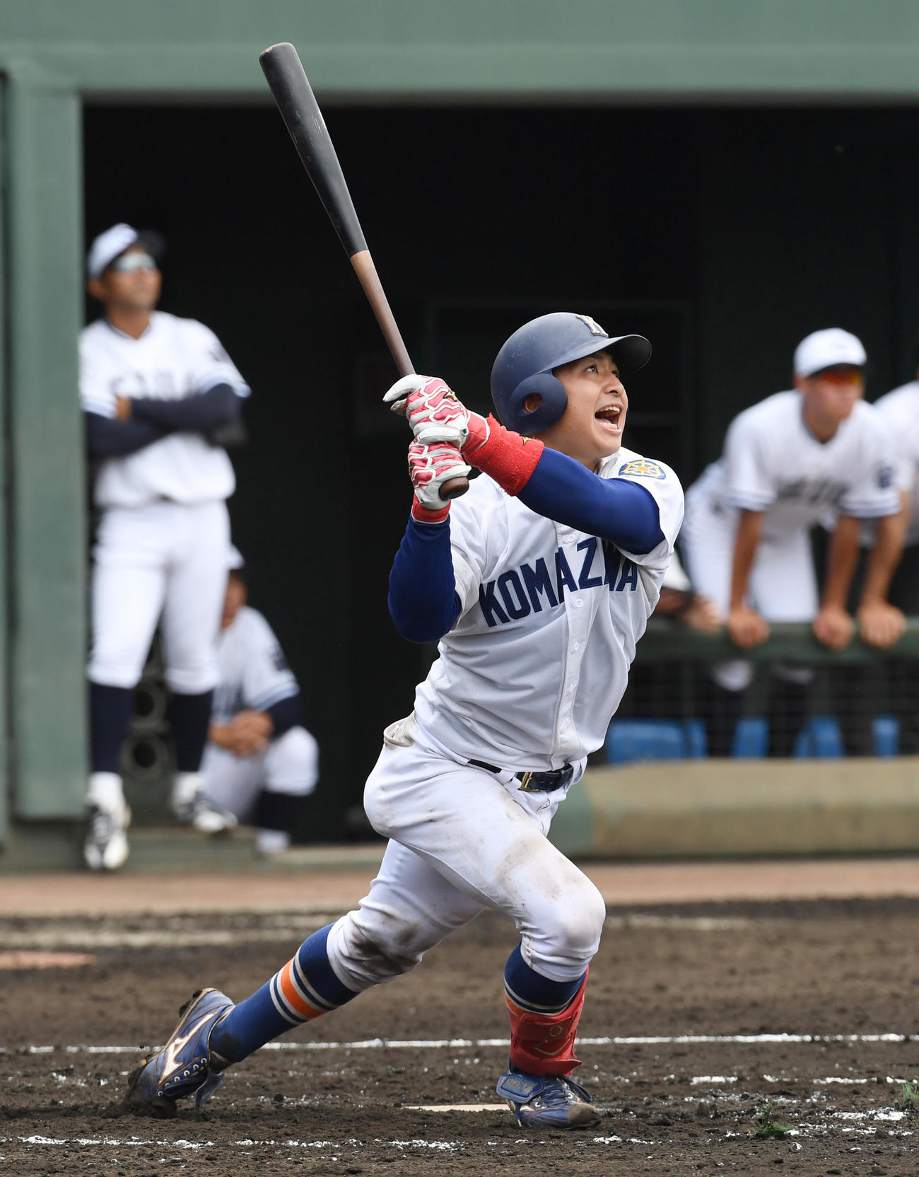 中大対駒大　2回裏駒大1死、岩本は右越えに本塁打を放つ（撮影・柴田隆二）