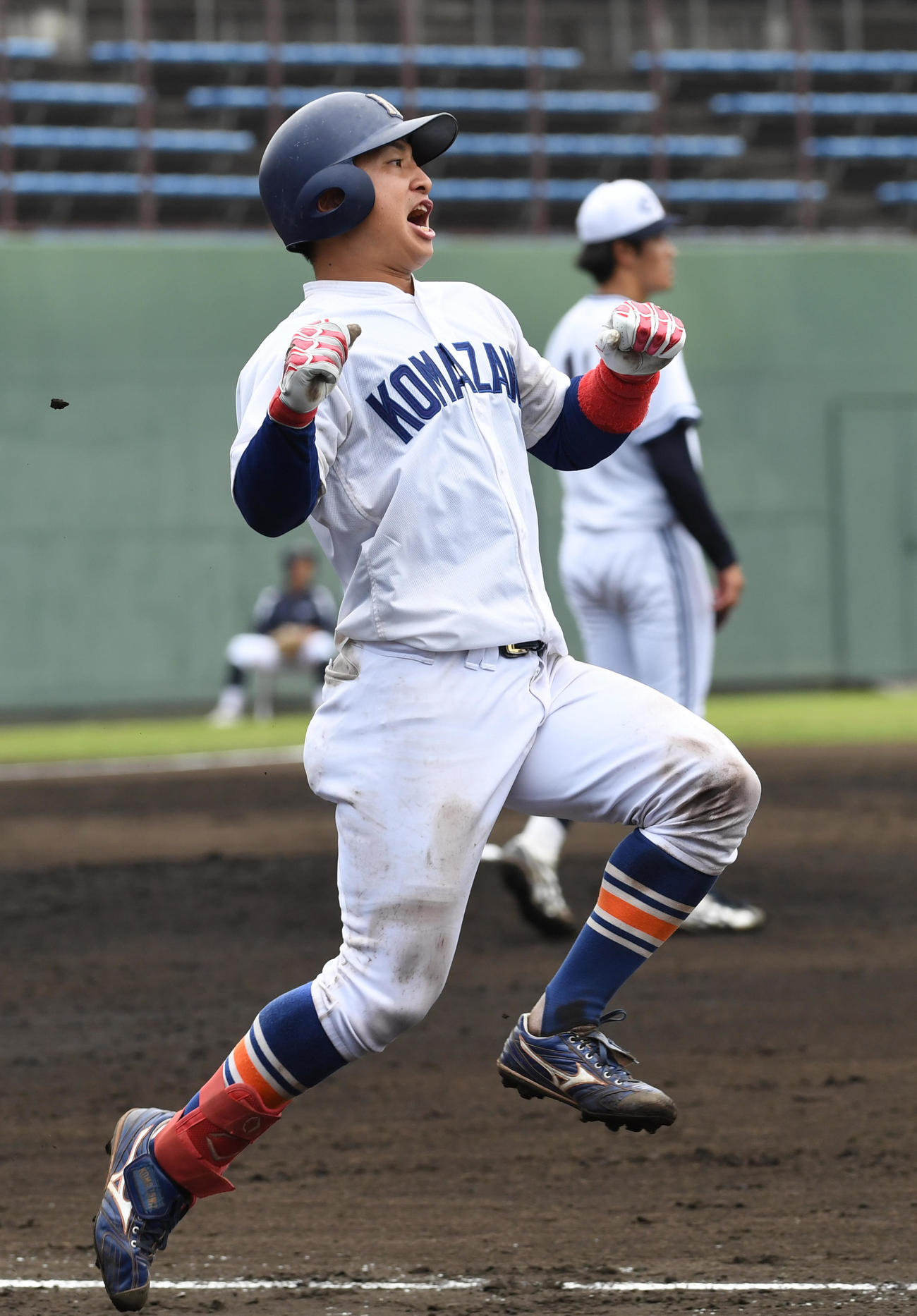 中大対駒大　2回裏駒大1死、岩本は右越えに本塁打を放ちガッツポーズする（撮影・柴田隆二）