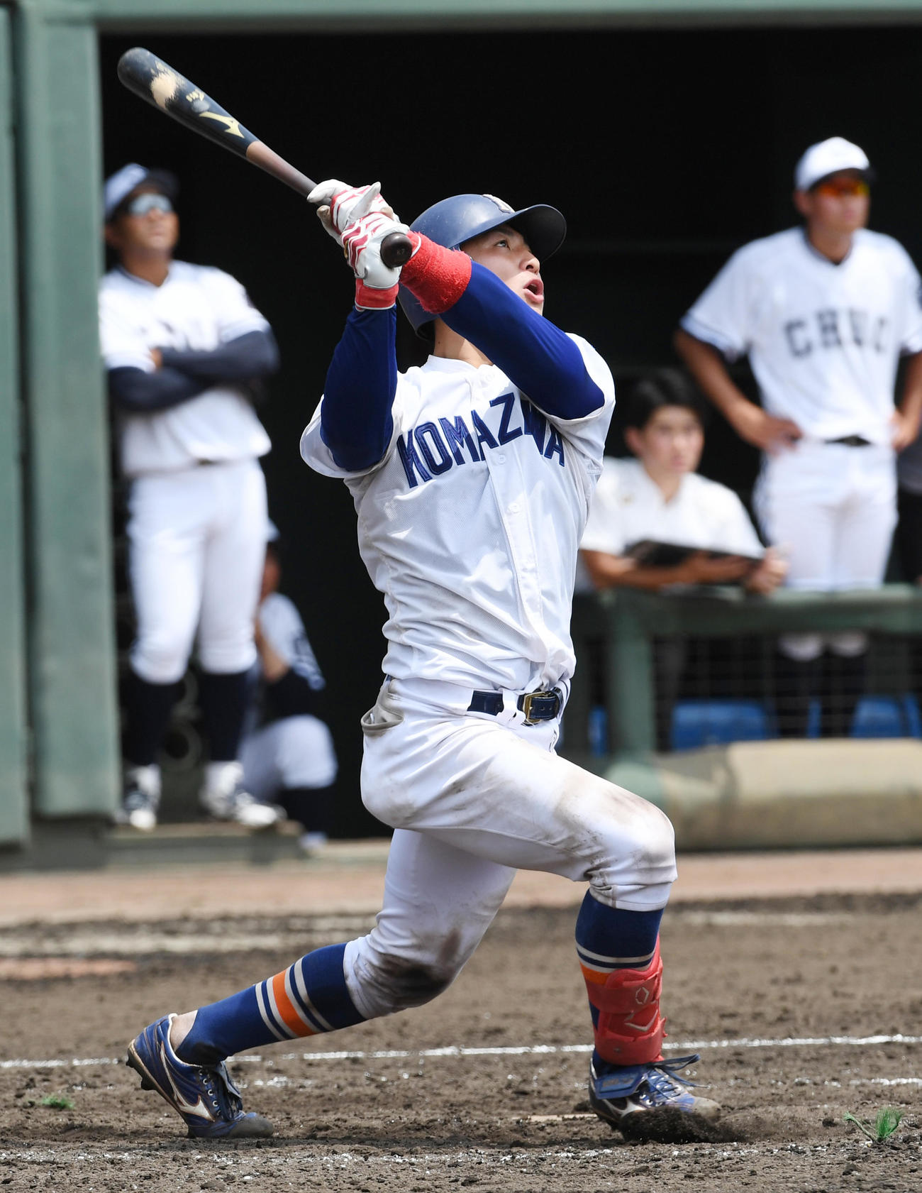 中大対駒大　4回裏駒大1死二塁、岩本は右越えに2打席連続の本塁打を放つ（撮影・柴田隆二）