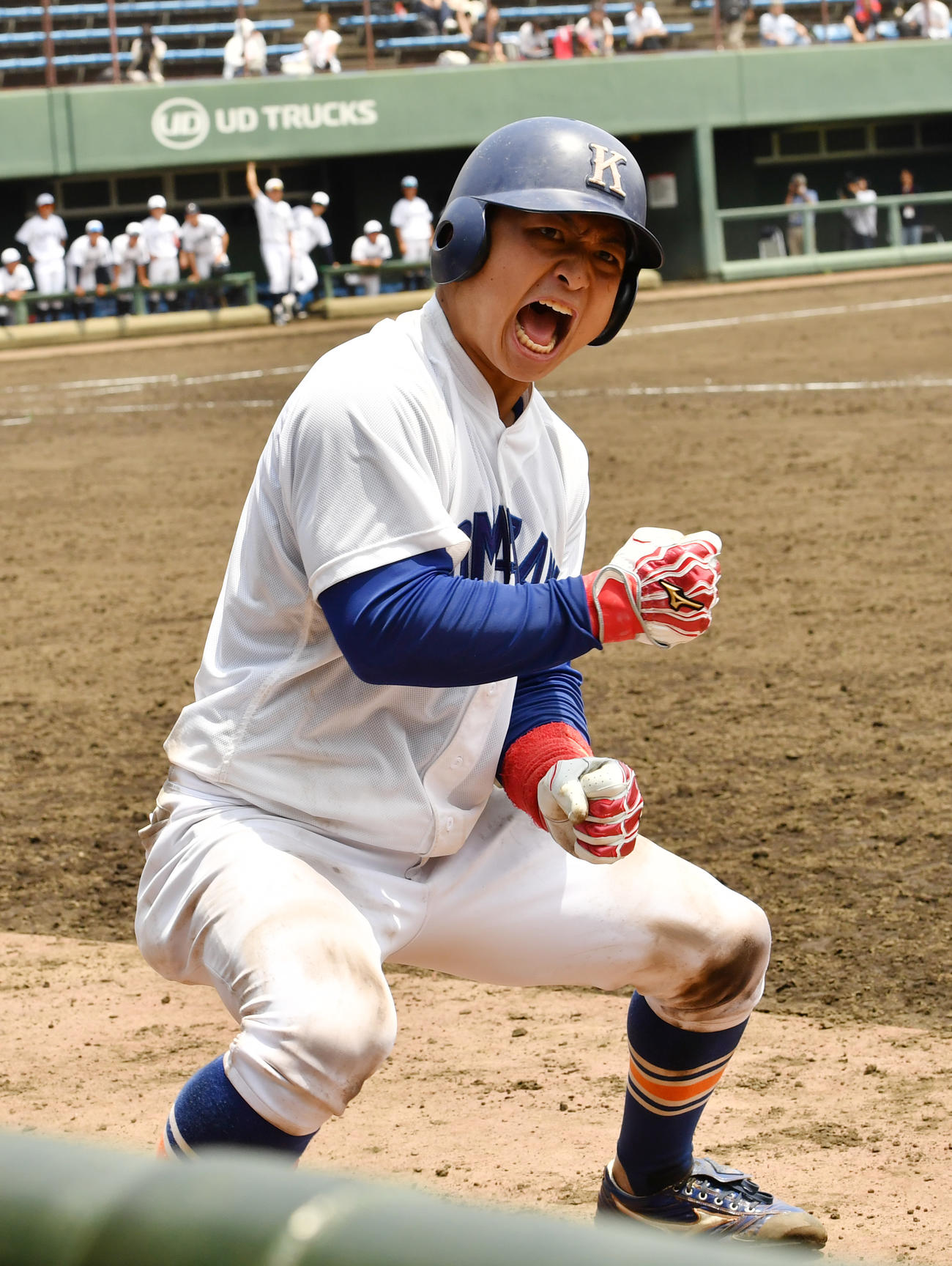中大対駒大　4回裏駒大1死二塁、岩本は右越えに2打席連続の本塁打を放ちガッツポーズする（撮影・柴田隆二）