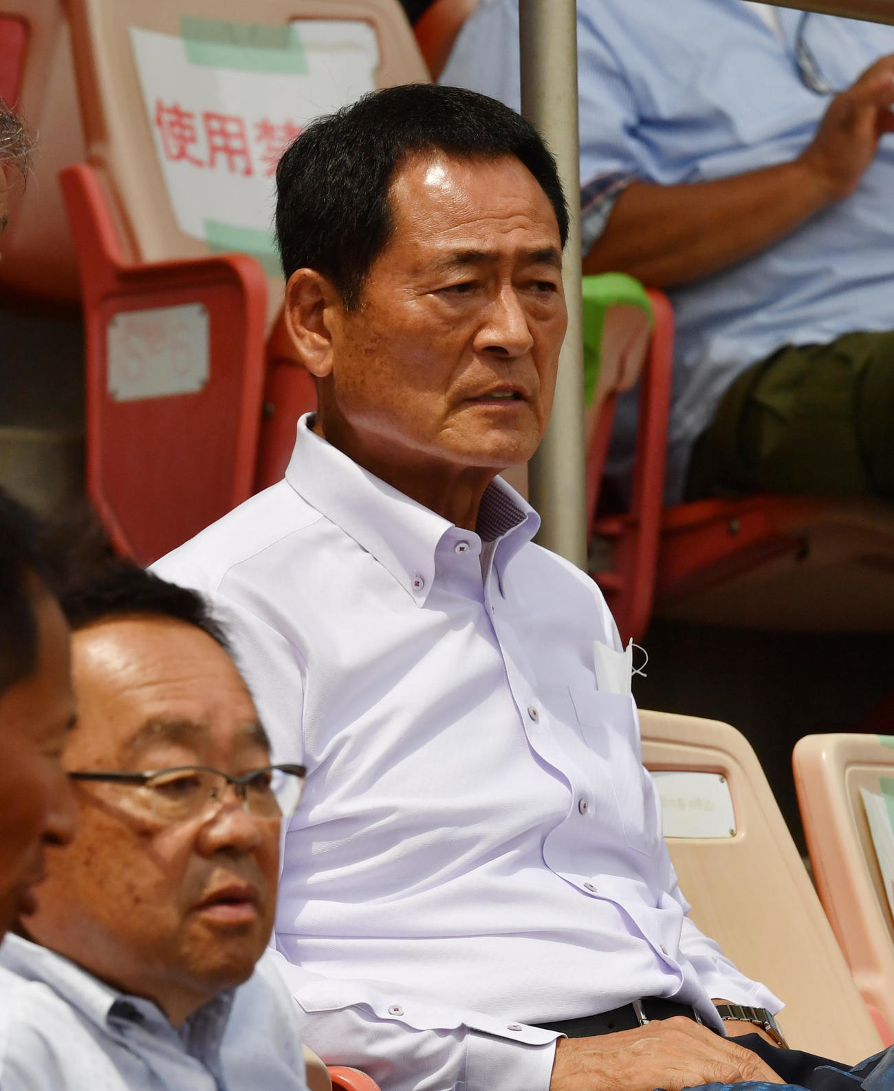 中大対駒大　駒大を応援する駒大OBの中畑清氏（撮影・柴田隆二）