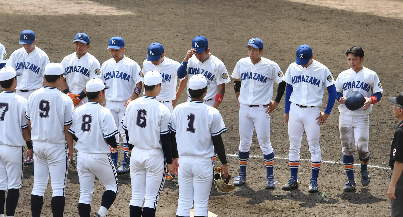 中大対駒大　敗れた駒大ナインはがっくりする。手前は勝利した中大ナイン（撮影・柴田隆二）