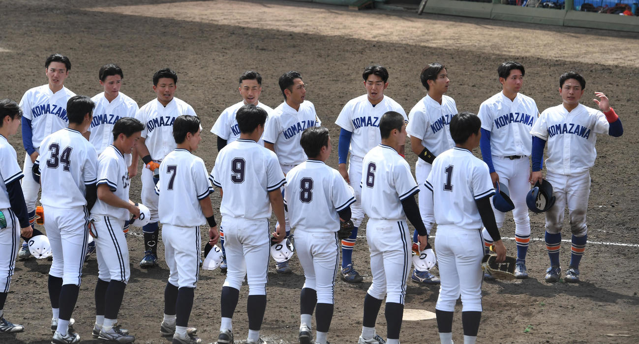 中大対駒大　敗れた駒大ナインはがっくりする。手前は勝利した中大ナイン（撮影・柴田隆二）