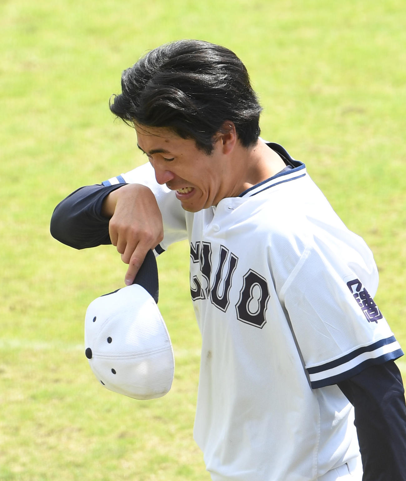 中大対駒大　完投勝利の中大・西舘は号泣する（撮影・柴田隆二）