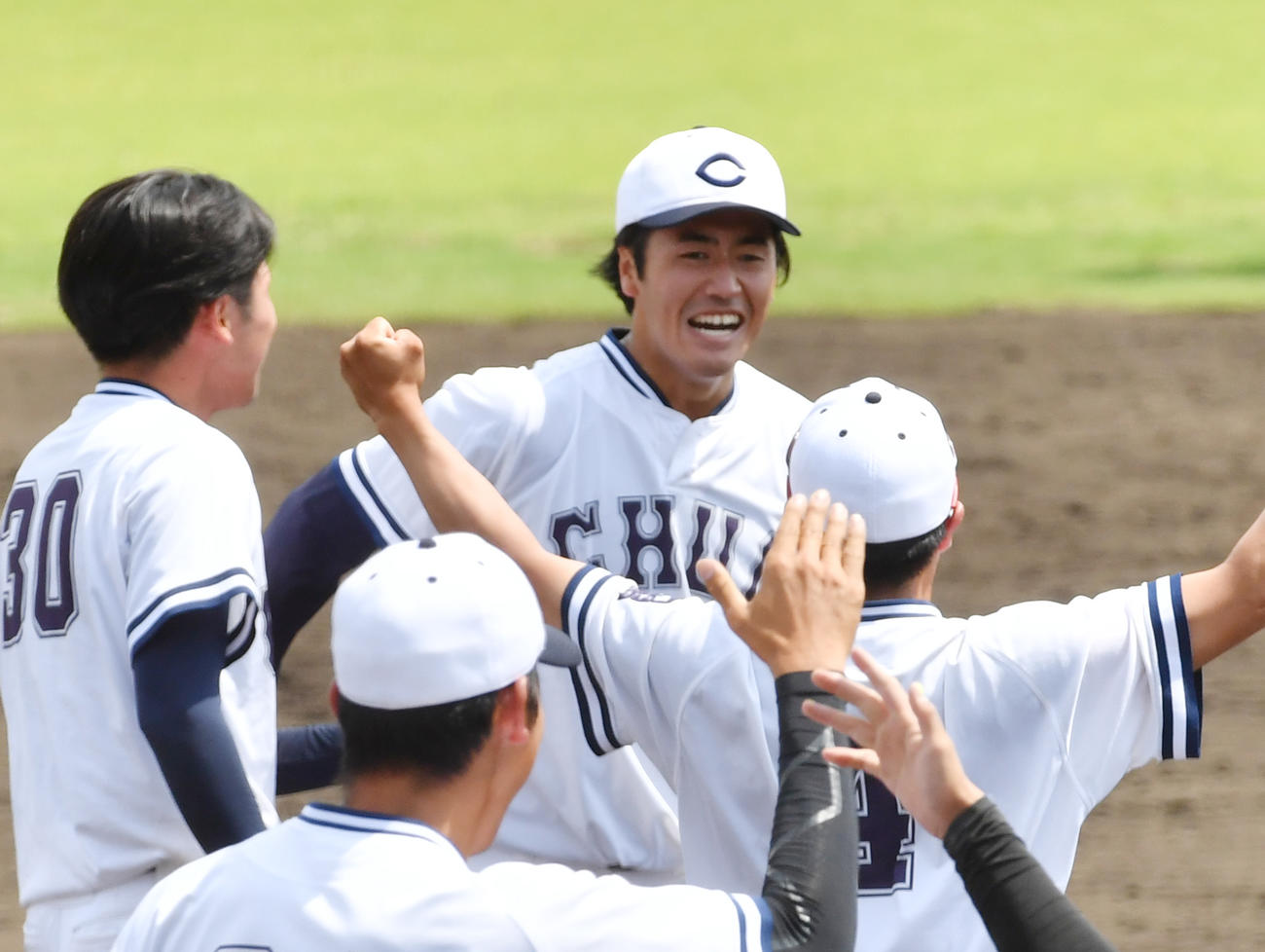 中大対駒大　完投勝利し喜ぶ中大・西舘（撮影・柴田隆二）