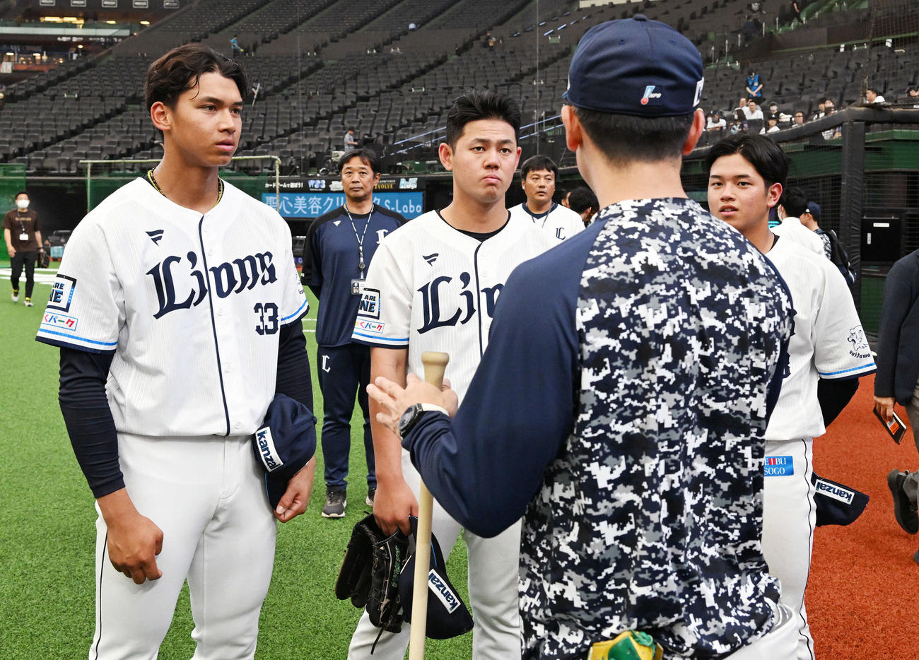 西武対阪神　試合前練習に合流し西武松井監督（手前）の話しを聞く、後方左から古川、野村、野田（撮影・滝沢徹郎）
