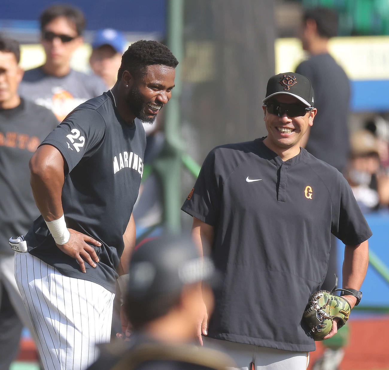 ロッテ対巨人　試合前、言葉を交わすロッテポランコ（左）と巨人阿部作戦兼ディフェンスチーフコーチ（撮影・河田真司）