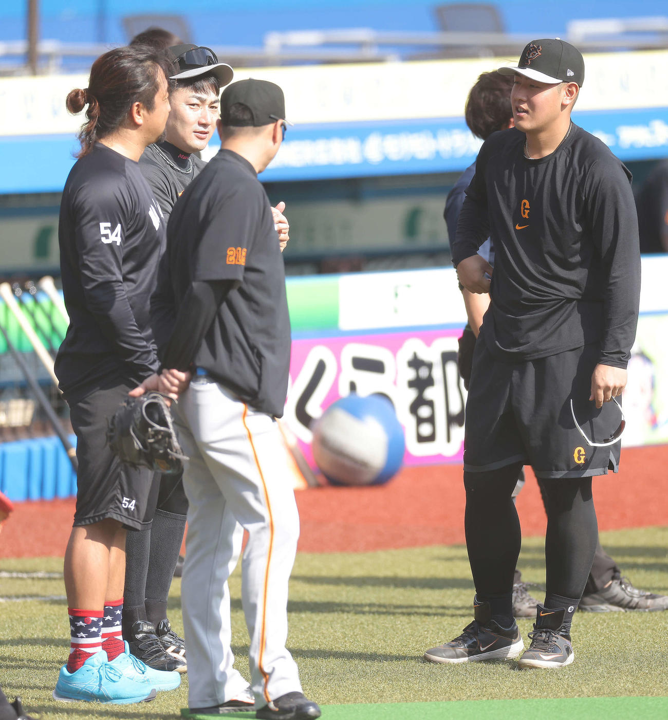ロッテ対巨人　試合前、ロッテ沢村（左）と言葉を交わす丸と岡本和（撮影・河田真司）