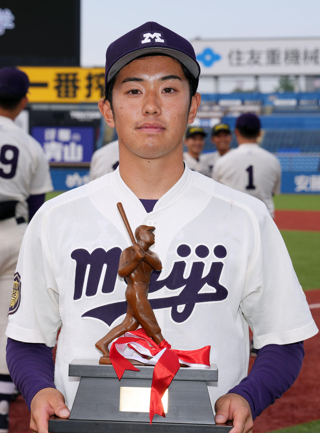 ベストナイン外野手と首位打者賞に選ばれ、記念撮影をする明大・飯森（撮影・狩俣裕三）