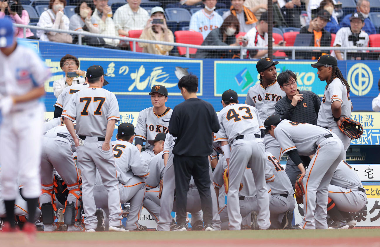 ロッテ対巨人　試合前円陣を組む巨人ナイン（撮影・河田真司）
