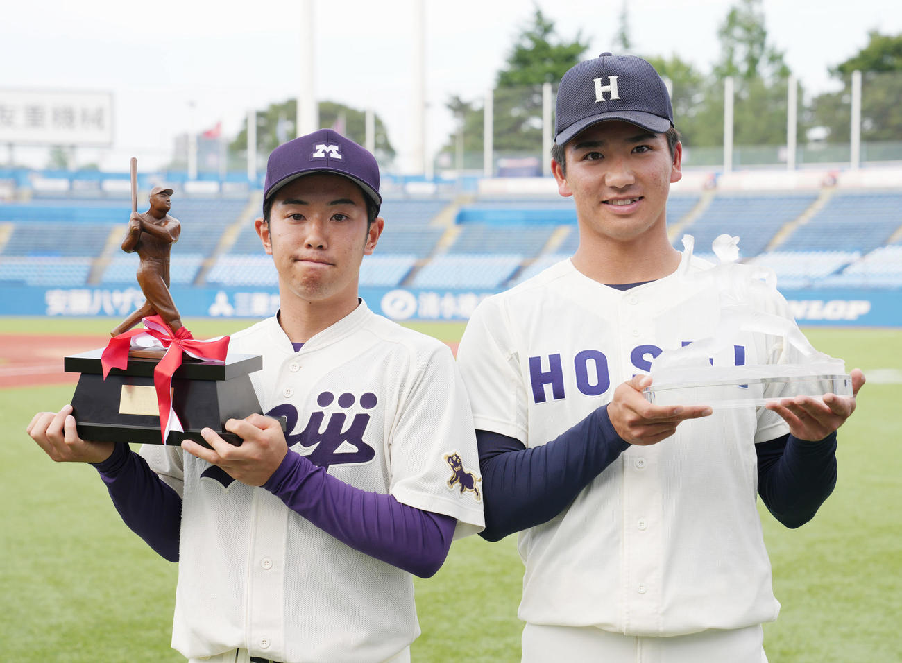 表彰式で記念撮影をする首位打者賞の明大・飯森（左）と最優秀防御率賞の法大・篠木（撮影・狩俣裕三）