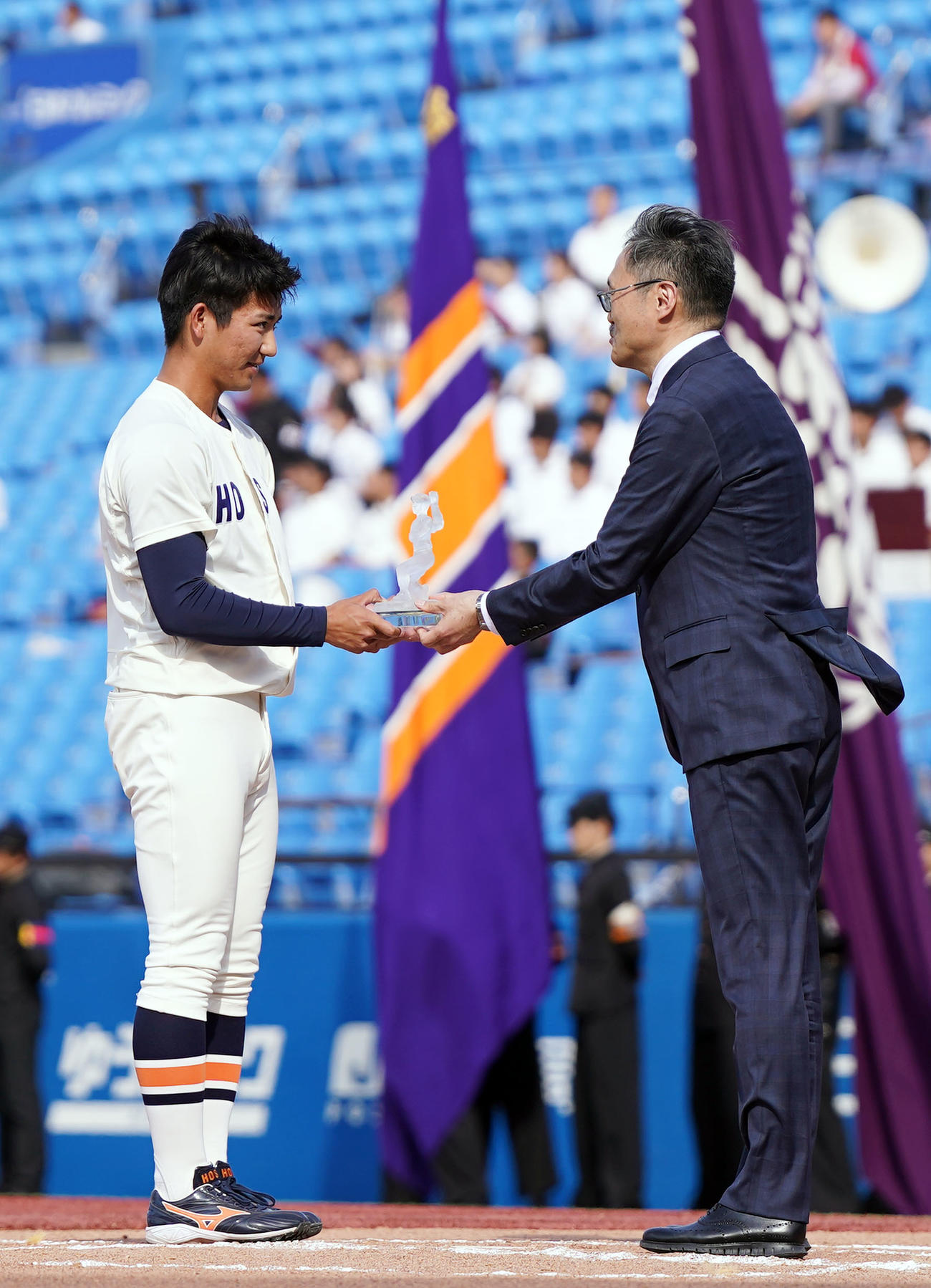最優秀防御率賞を受賞する法大・篠木（左）（撮影・狩俣裕三）