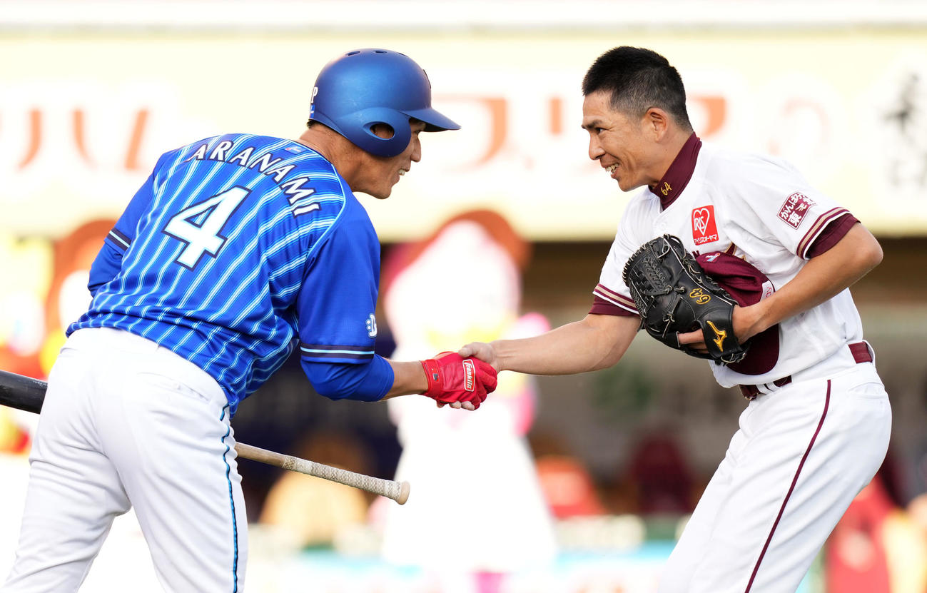 楽天対DeNA　交流戦OB対決を終え握手を交わす荒波翔さん（左）と福山博之さん（撮影・横山健太）