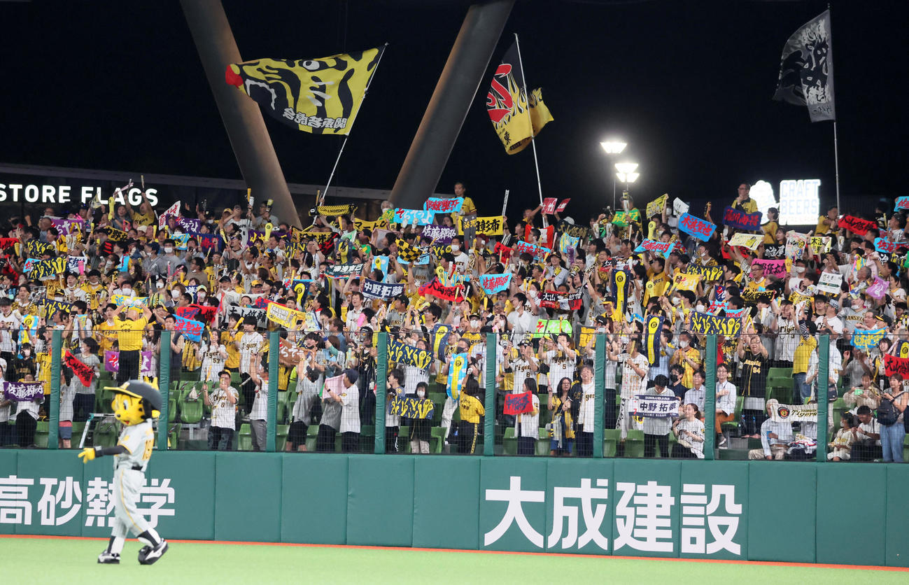 西武対阪神　7回表、声援を送る阪神ファン（撮影・加藤哉）