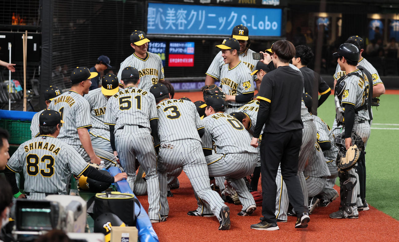 西武対阪神　ベンチ前の円陣で声を出す森下（撮影・加藤哉）