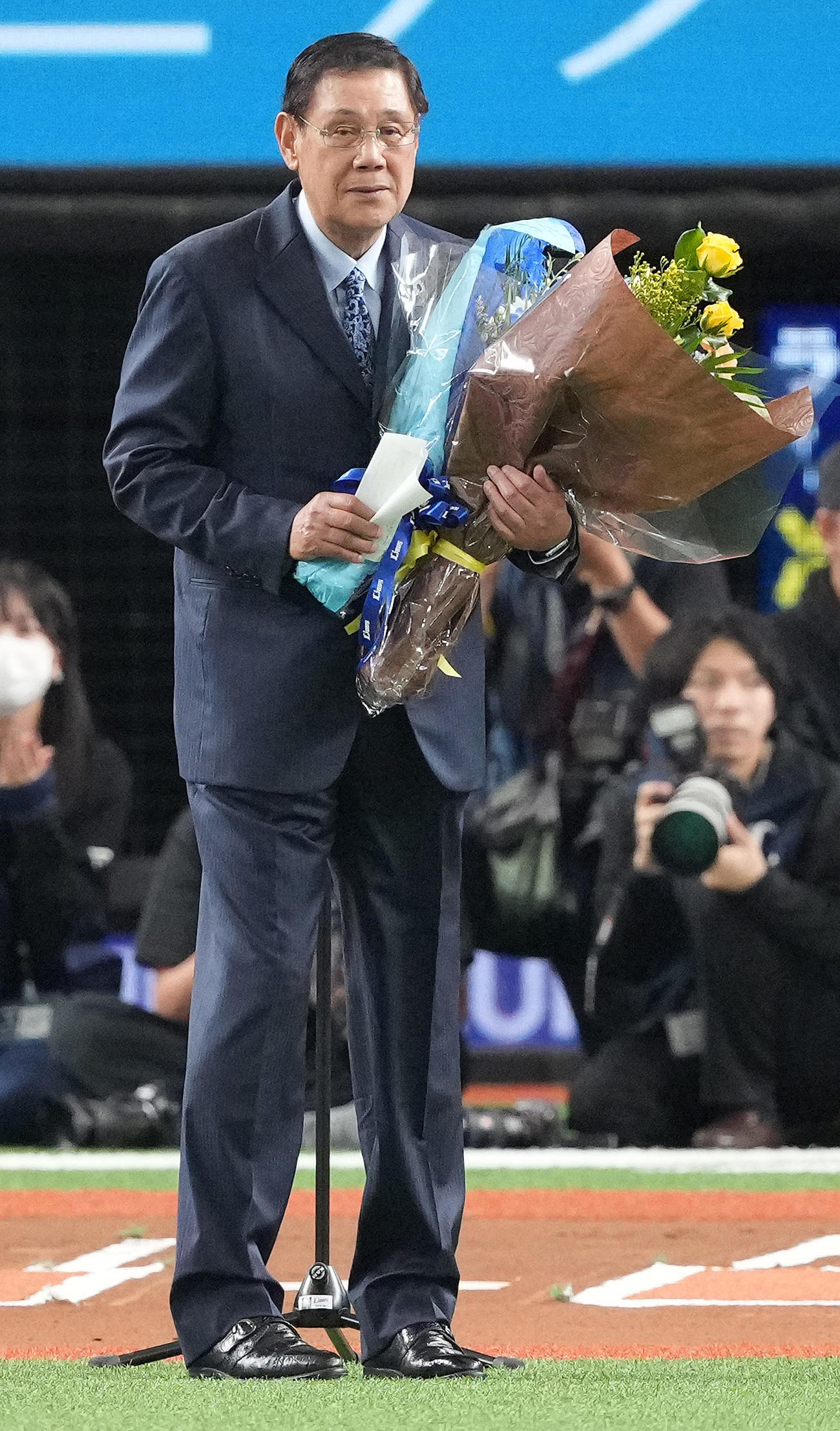 西武対阪神　野球殿堂入りセレモニーを終え、声援に応える田淵氏（撮影・鈴木みどり）