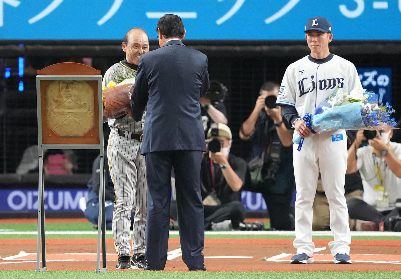 西武対阪神　野球殿堂入りセレモニーで田淵氏（中央）に花束を贈呈する阪神岡田監督。右は西武松井監督（撮影・鈴木みどり）