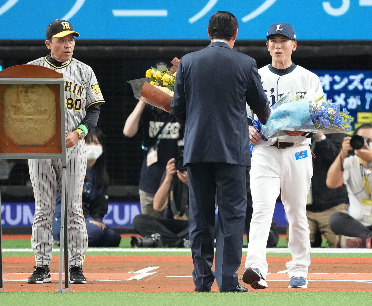 西武対阪神　野球殿堂入りセレモニーで田淵氏（中央）に花束を贈呈する西武松井監督。左は阪神岡田監督（撮影・鈴木みどり）
